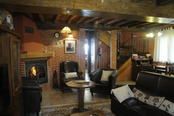 Salón con chimenea Salón con chimenea